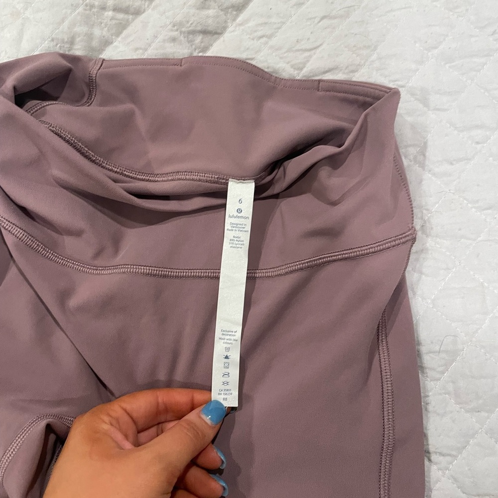 Rose Lululemon legging. Size 6 with scrunch detail on ankle. - Picture 5 of 5